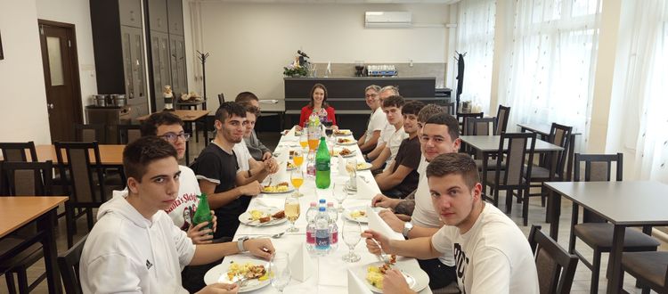 Multiméter helyett mérőkanál – elektrotechnikusok élményfőzése a tankonyhán, a Keriben