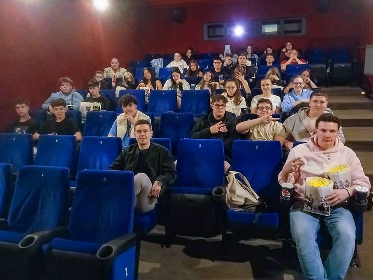 Moziban a Keri diákjai