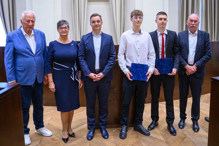 10 millió forint támogatás tehetséges debreceni diákoknak