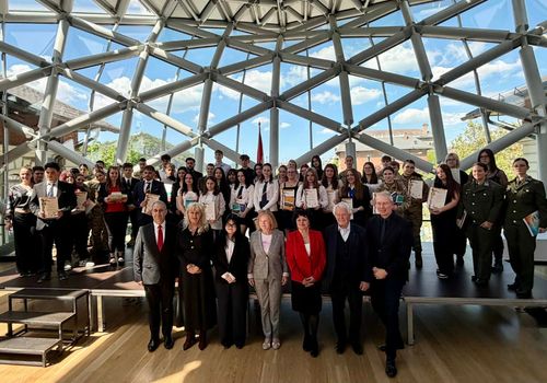 „Tollal és ecsettel dicsérem hazámat”