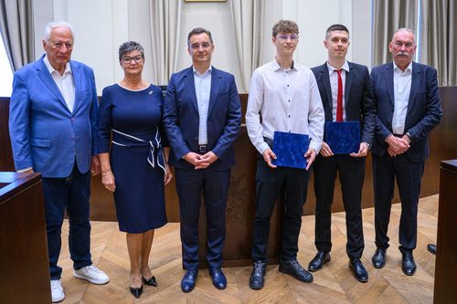 10 millió forint támogatás tehetséges debreceni diákoknak